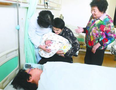 卵巢功能差能代生子中心婴儿吗（单侧卵巢能代怀产子婴儿吗）