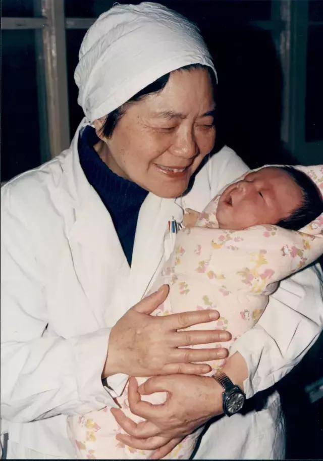 代生孩子费用移植成功一个月了+囊胚移植3天成功的征兆